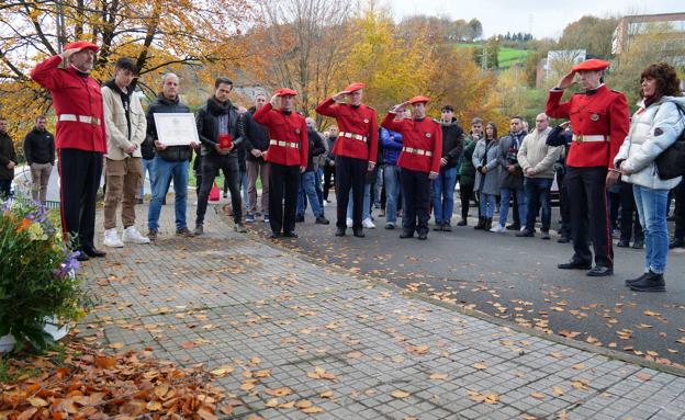 La Ertzaintza homenajea en Beasain a José Luis González e Iñaki Mendiluze, asesinados en 1995