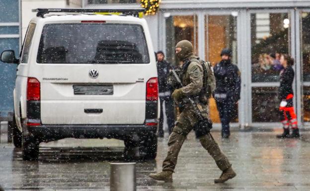 A member of the special forces patrols in front of the Dresden shopping center where the attack took place. 