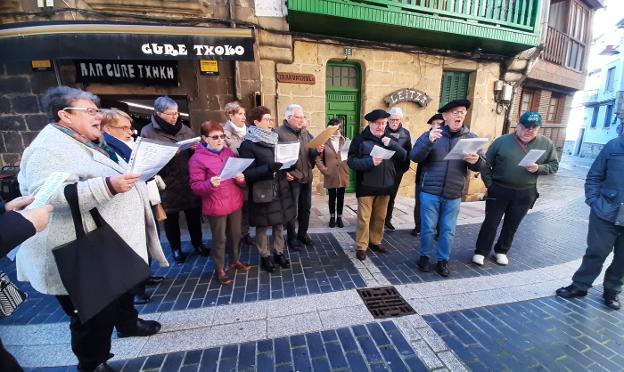 Los integrantes de la kantujira popular pusieron banda sonora al centro de Lezo