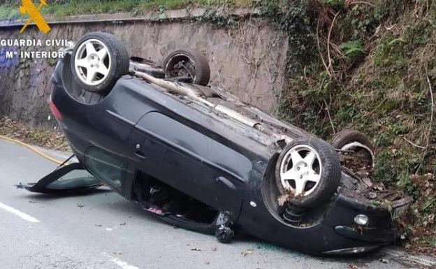 Dos jóvenes resultan ilesos tras volcar su vehículo en Bera