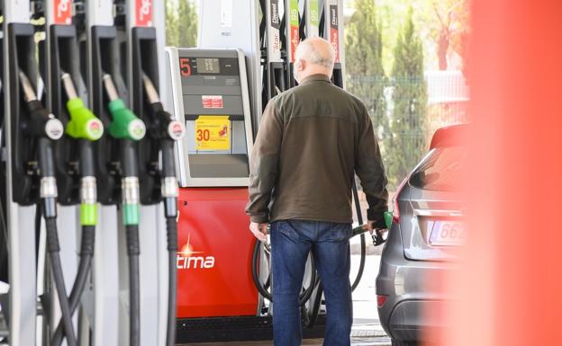 El precio de los carburantes sigue bajando en Gipuzkoa y ya se encuentra en niveles previos a la guerra