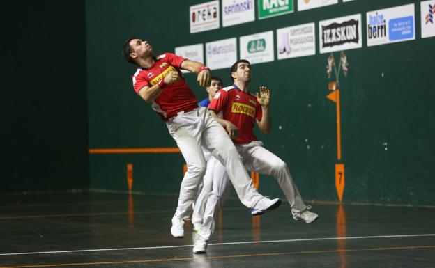 Erik Jaka exhibe machete ante Jokin Altuna