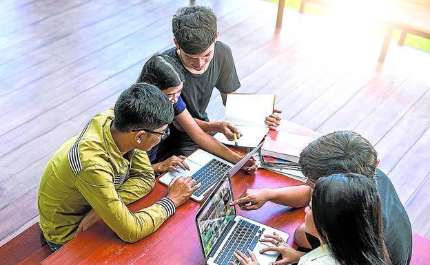 Los colegios públicos vascos escolarizan al triple de alumnos inmigrantes que la red concertada