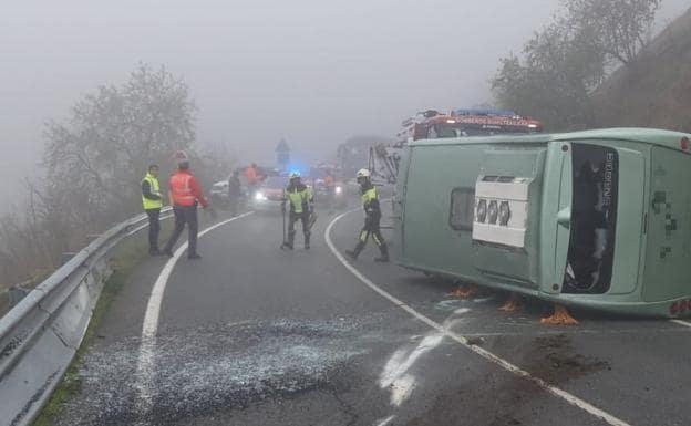 Tres niños resultan heridos leves tras volcar un microbús escolar en Navarra