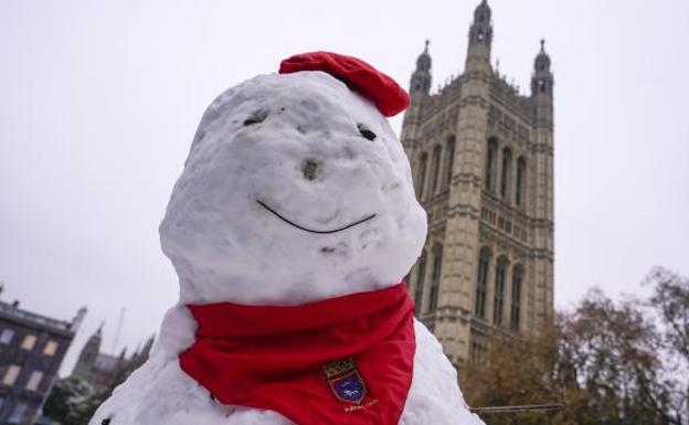 Un muñeco de nieve vestido de San Fermín en la gélida Londres