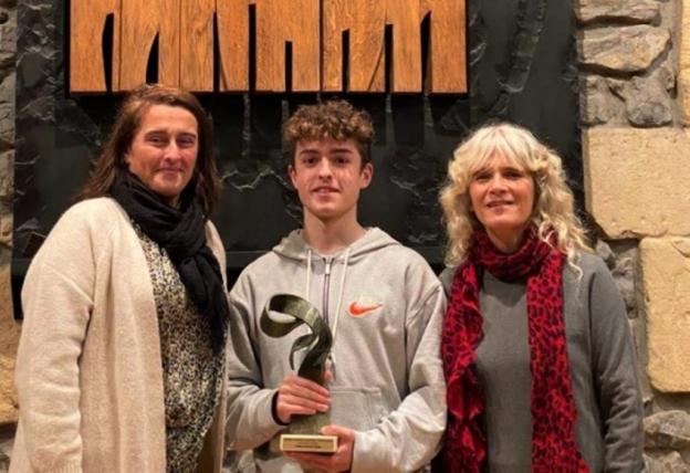 Euskal Herriko Aurresku Txapelketako oroigarria herriari eskaini dio Mattin Etxebestek