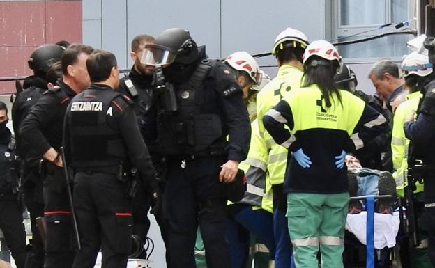 Arrestado tras dos horas atrincherado en su piso de Barakaldo después de acuchillar a un vecino