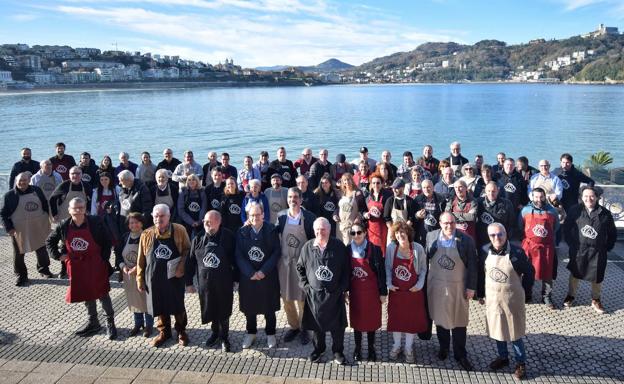 Zaporeak busca socios para continuar alimentando a los refugiados de Lesbos