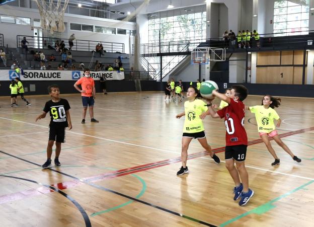 El baloncesto mahonero apuesta por la promoción con el 3x3 de Navidad