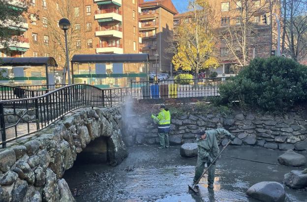Limpieza a fondo del estanque de Olakua como paso previo a su intervención