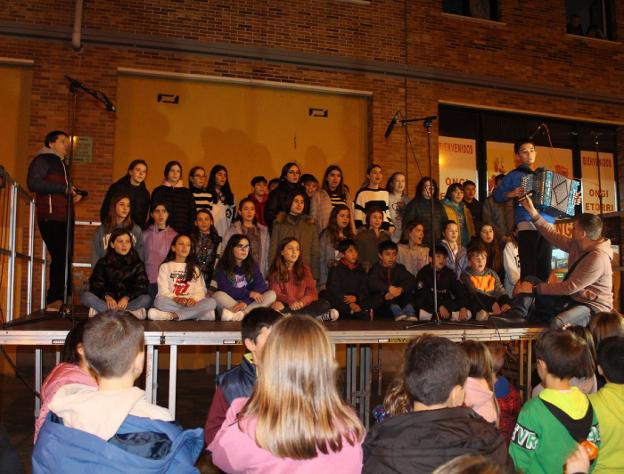 Gran ambiente en la plaza Etxeberri en el encendido de luces de Magale