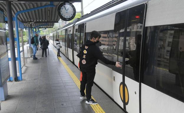 Recogida de firmas para mejorar la frecuencia del Euskotren entre Zumaia y Eibar