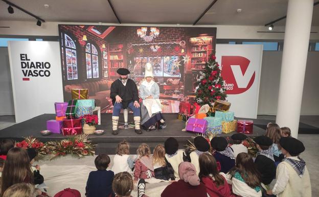 Olentzero y Mari Domingi se encuentran con los txikis a través de El Diario Vasco