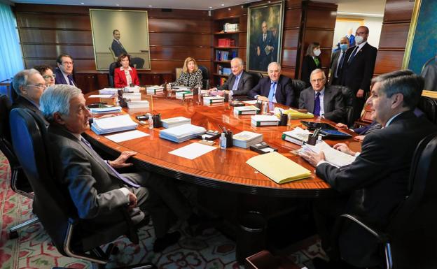 El Gobierno busca implicar al PNV en el plan para desbloquear ya la renovación del TC