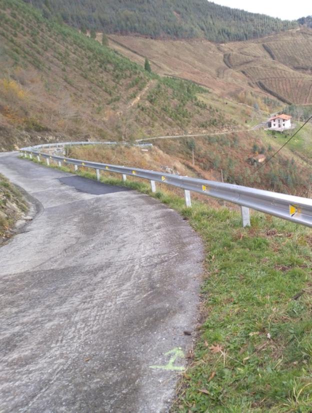 El Ayuntamiento coloca biondas en el camino rural hacia el caserío Arnoate