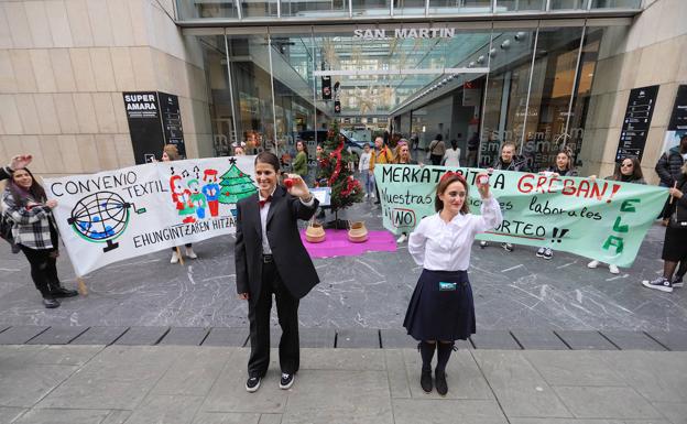 Una performance de la Lotería para reivindicar mejoras en la huelga del comercio textil de Gipuzkoa