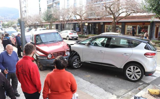 Un conductor indispuesto pierde el control de su vehículo en el centro de Lasarte-Oria