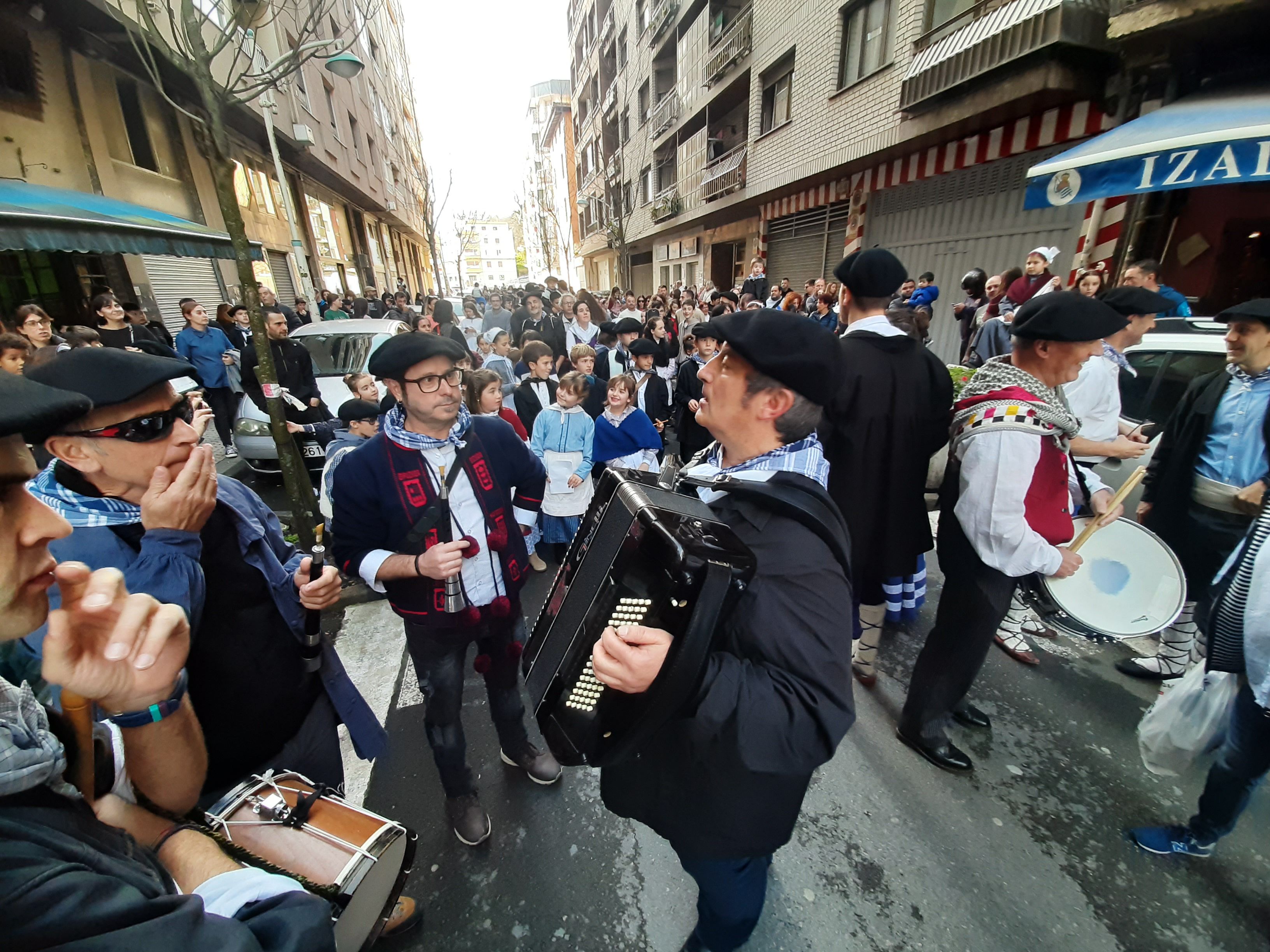Recibimiento con música a Olentzero y Mari Domingi