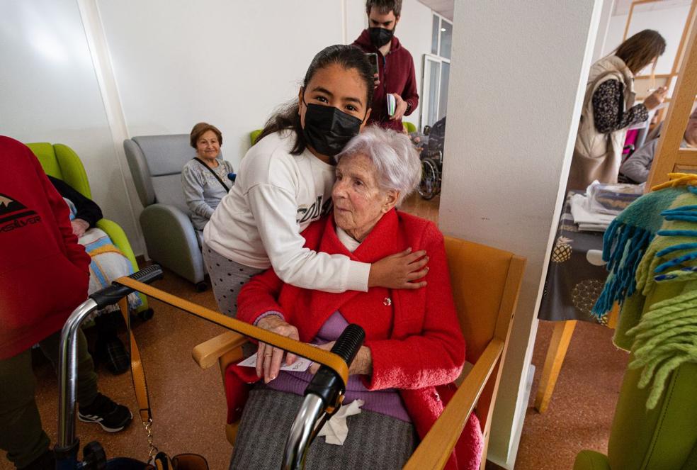 Mensajes y abrazos que llevan la Navidad a los mayores en residencias