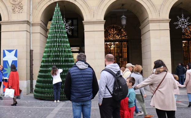 Utzi zure desioak birziklatutako boteilaz osatuko den zuhaitzean