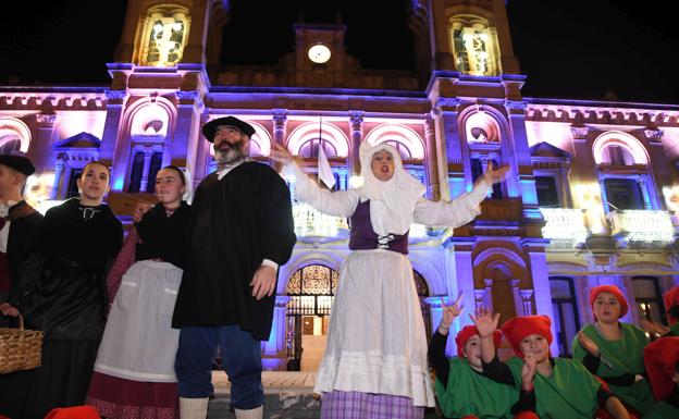 Olentzero y Mari Domingi llenan de ilusión las calles de Donostia