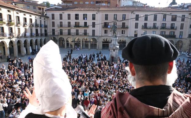Los niños se vuelcan con Olentzero y Mari Domingi en Zumarraga