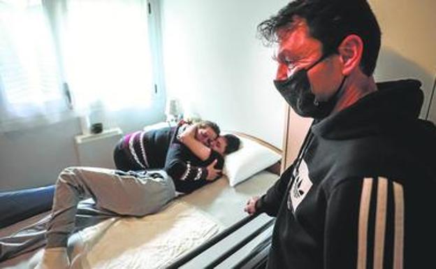 Los padres de Alex, apaleado en Amorebieta en 2021: «Sueño con que mi hijo vuelve a andar»