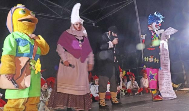 Recibimiento multitudinario en Okendo plaza a Olentzero con un festival