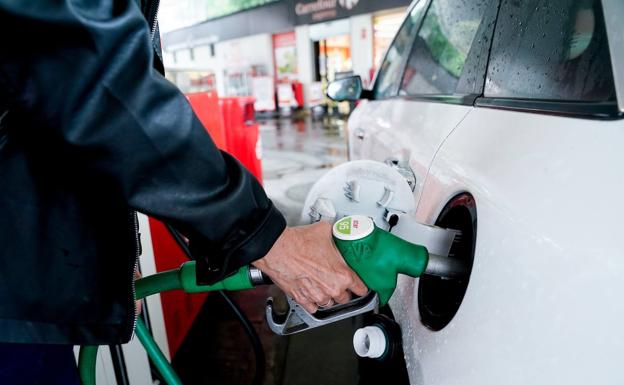 ¿Cuánta gasolina puedo guardar en bidones? ¿Caducará? ¿Me pueden multar?