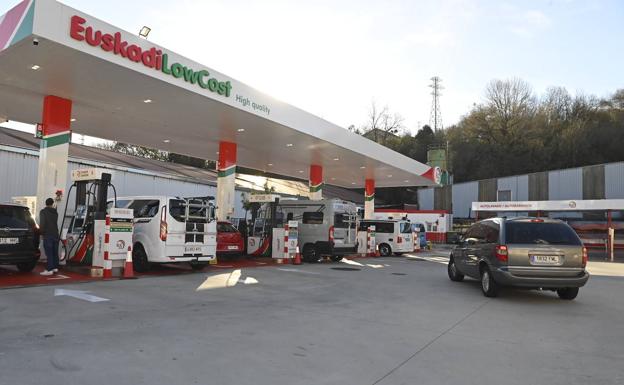 «No doy abasto. Algunos están llenando bidones antes de que termine el descuento de 20 céntimos»