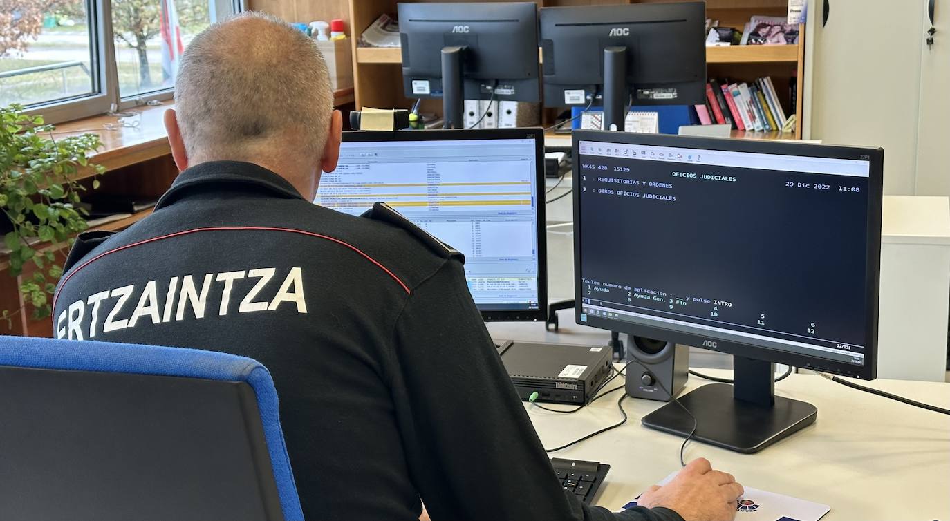 La Ertzaintza cierra la operación 'Icaro': Más de 12.000 fotos y vídeos de niños desnudos, 40 víctimas y seis detenidos