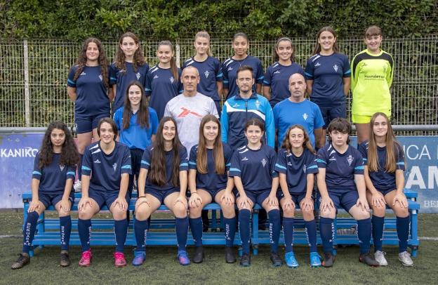 La selecciones cadetes femeninas de fútbol de Araba, Gipuzkoa y Bizkaia, en Agorrosin