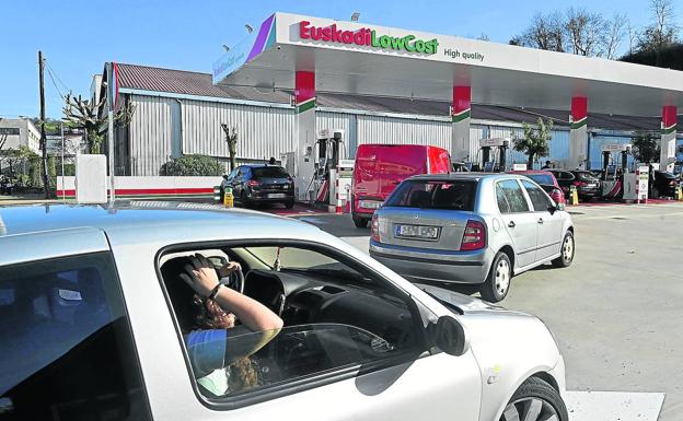 Los guipuzcoanos pagarán de media diez euros más por llenar el depósito el 1 de enero