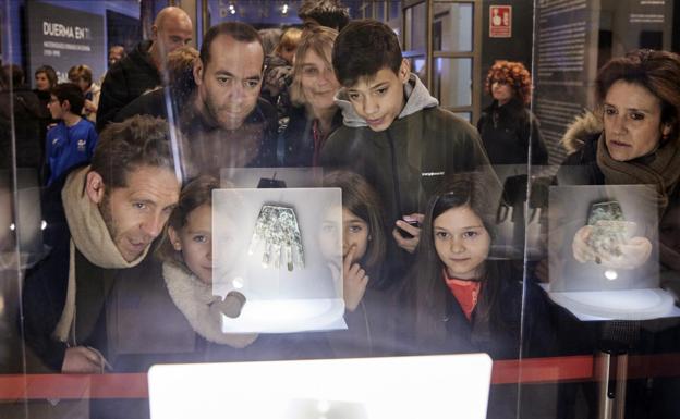 Visitors at the Pamplona Planetarium admire 'the hand of Irulegi'. 