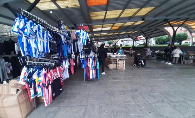 La plaza Karlos Saldise fue escenario ayer del último mercadillo del año