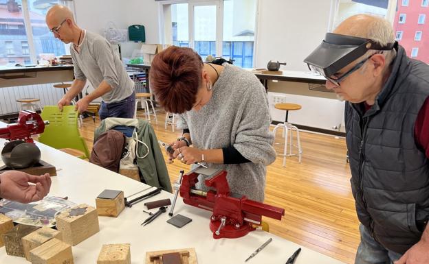 El taller de damasquinado captará nuevos alumnos en la feria de artesanía de Unzaga