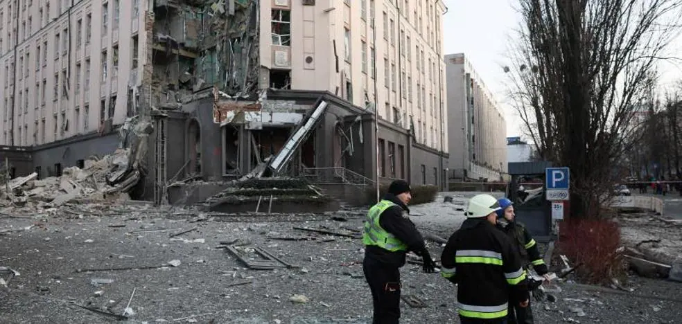 At least one dead and several injured in kyiv by a new wave of Russian bombing