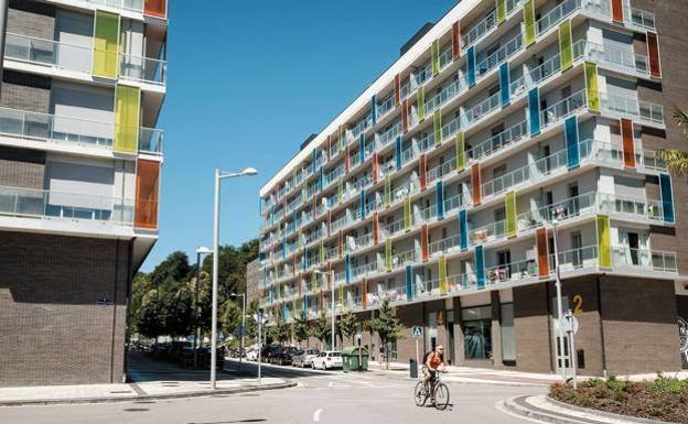 OCUk etxebizitza sozialen falta salatu du