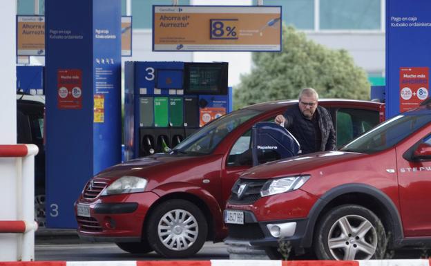 Drivers filling up the tank in the last days of the state fuel discount.