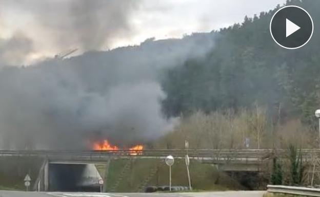 El incendio de un camión obliga a cortar la N-I en Idiazabal