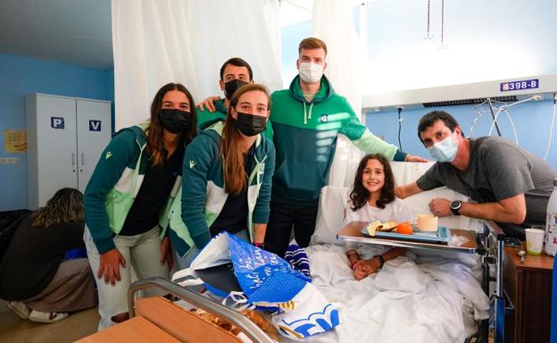 Visita sorpresa de jugadores de la Real Sociedad al Hospital Donostia