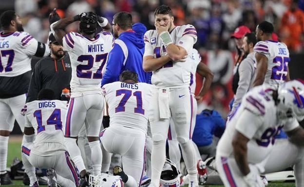 Damar Hamlin, jugador de los Bills de la NFL, se desploma tras chocar con un rival y es retirado en estado crítico