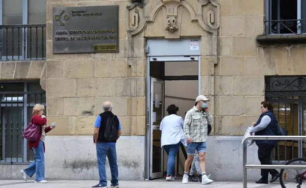 Exterior of the Amara Centro health center in Donostia. 