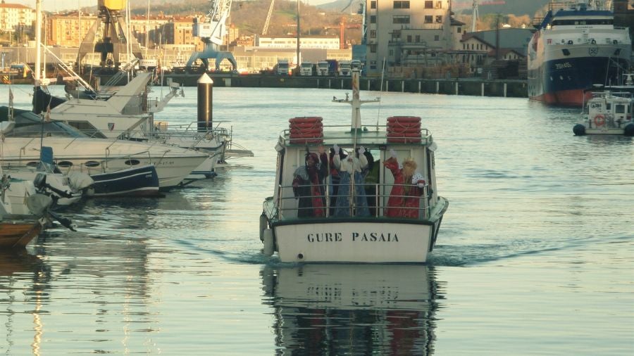 Los Reyes, en barco a Pasaia