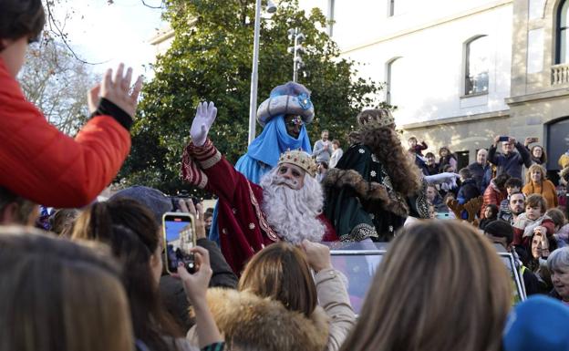 Los Reyes Magos reparten ilusión por los barrios de Donostia