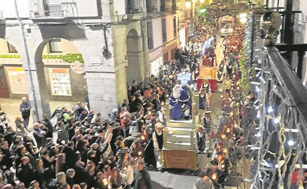 Aparatosa caída del rey Baltasar en Azpeitia