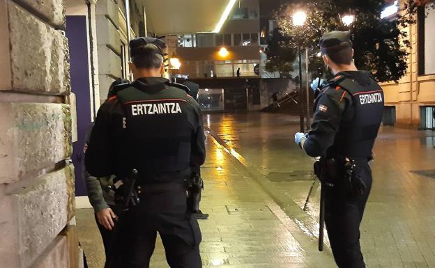 Un joven con antecedentes atraca con una pistola falsa y se lleva la recaudación de una farmacia de Egia