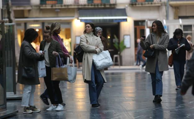 «Hay gente haciendo cola en las tiendas desde primera hora»