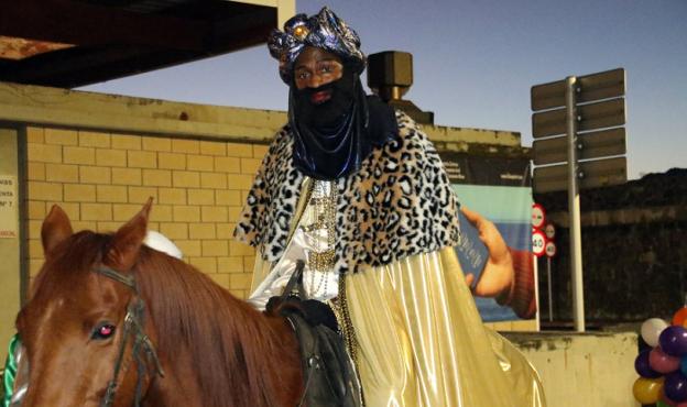 San Anton menditik jaitsi ziren Getariara Errege Magoak