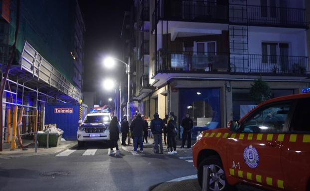 Los vecinos de Pasaia desalojados empiezan a entrar al edificio a recoger sus pertenencias